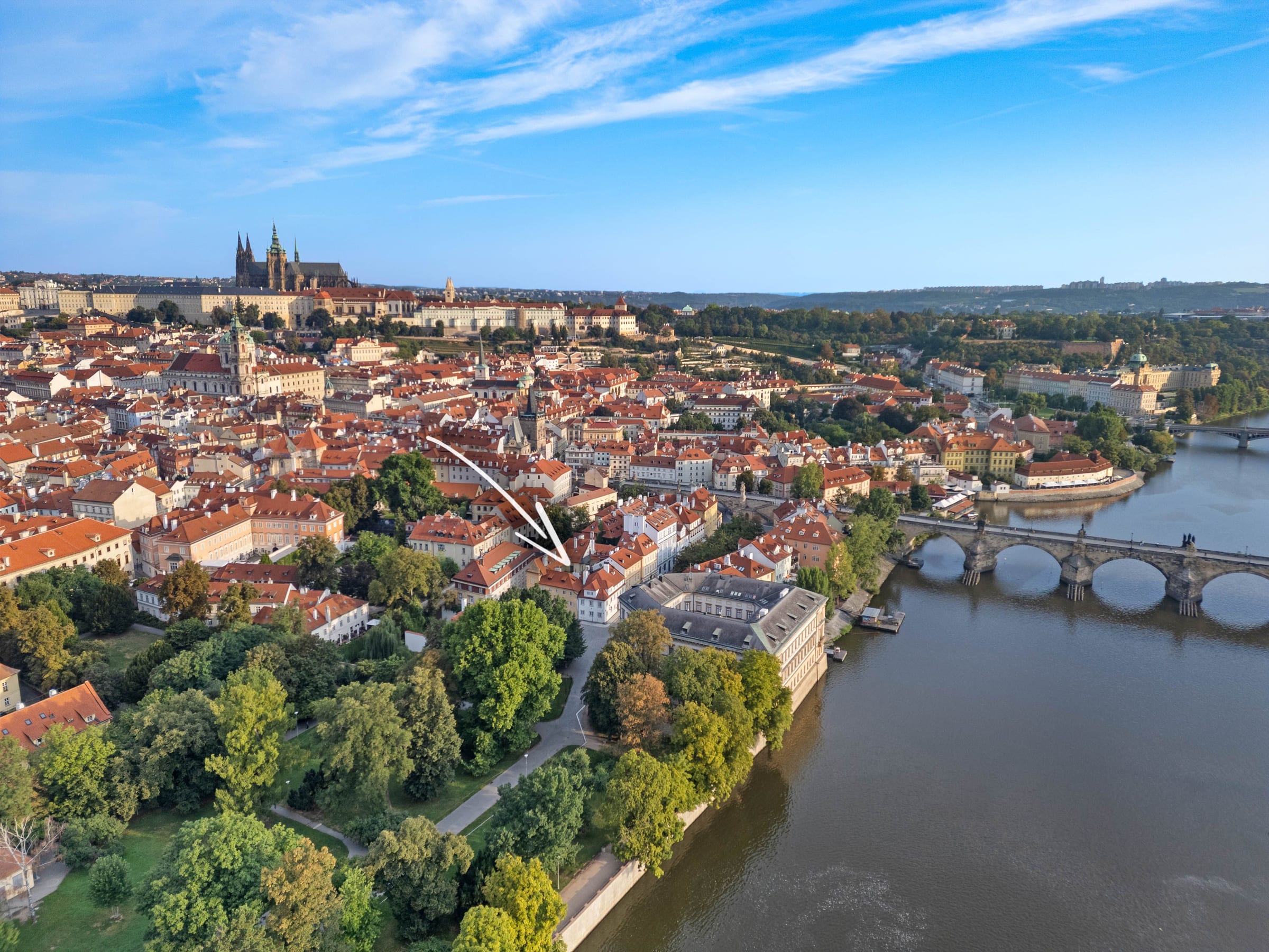 Luftaufnahme der Kampa, der Karlsbrücke und der Prager Burg, das Haus Zum Blauen Fuchs mit Pfeil markiert
