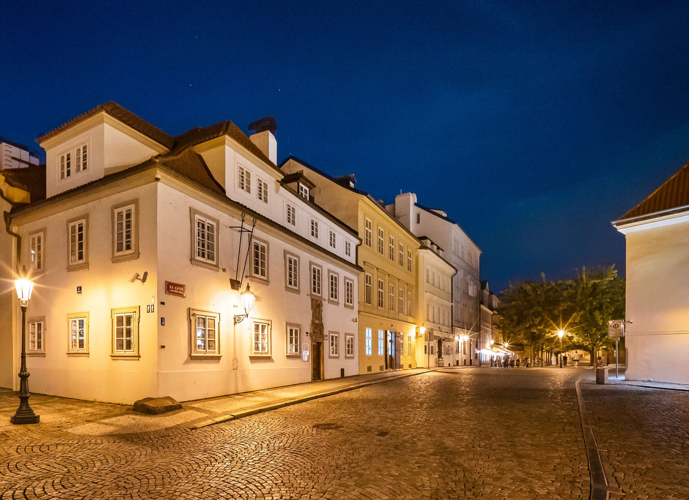Das Haus Zum Blauen Fuchs am Abend vom Platz Na Kampě, von Laternen beleuchtet