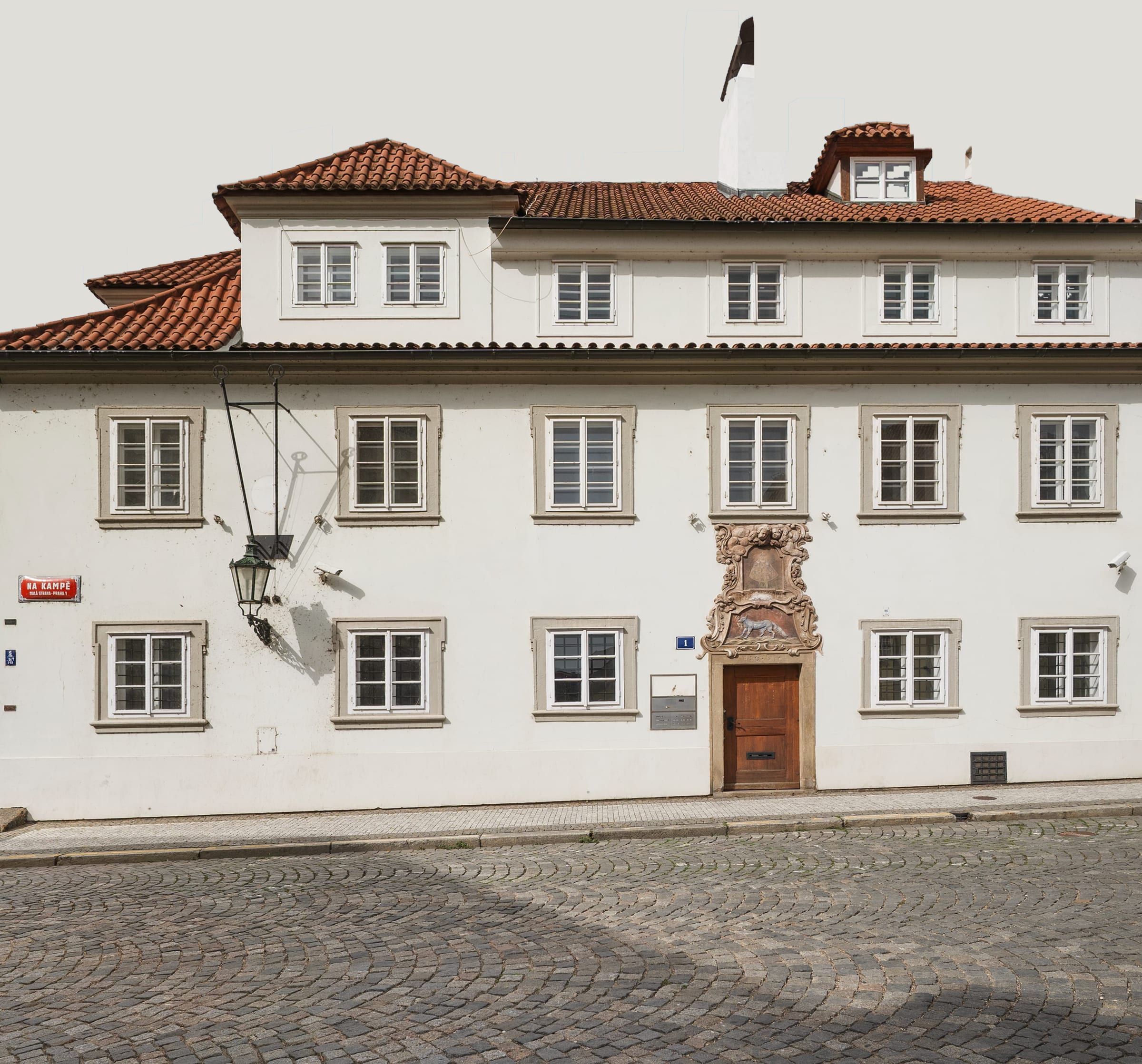 Vorderfassade des Hauses Zum Blauen Fuchs: drei Geschosse, das Barockportal mit Kartuschen, die Eichentür und das Pflaster davor
