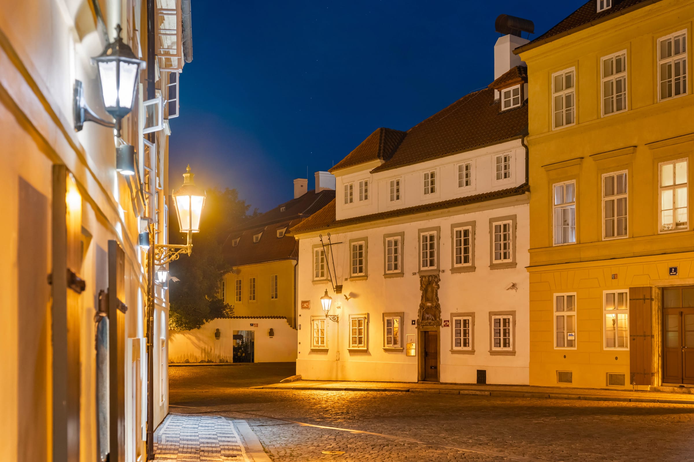 Das Haus Zum Blauen Fuchs am Abend, die ganze Straße mit Gaslaterne